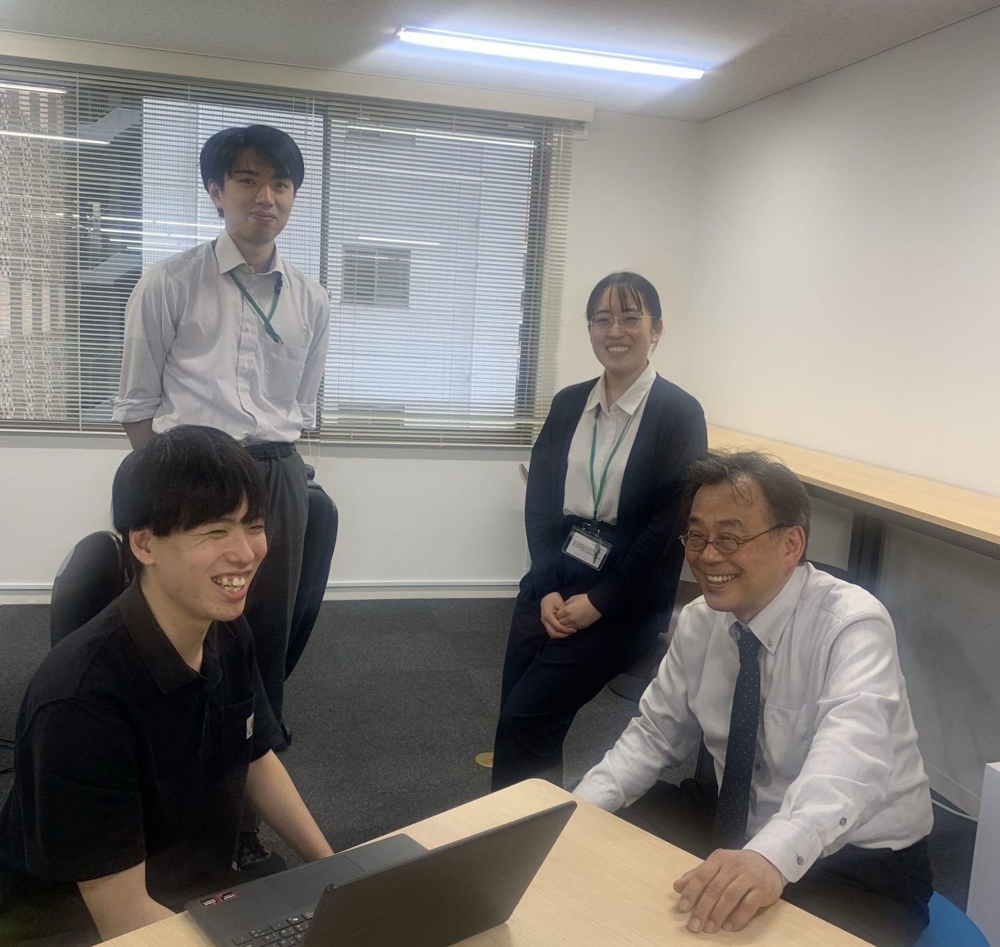 プライムブレインズ社員と五反田社長が談笑する様子